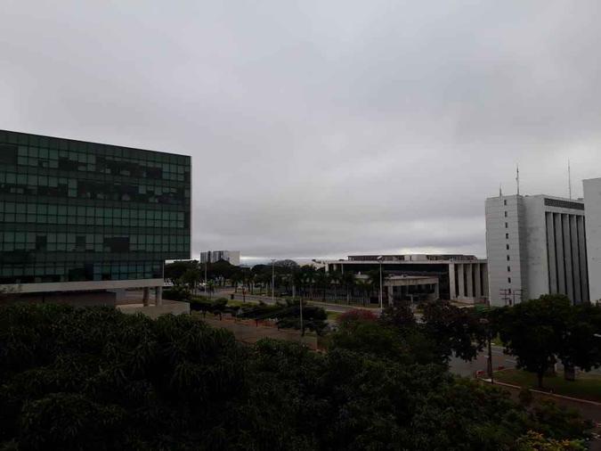 Dia amanheceu nublado e com névoa. A temperatura mínima foi de 14°C(foto: Juliana Andrade/CB/D.A Press) Dia amanheceu nublado e com névoa. A temperatura mínima foi de 14°C(foto: Juliana Andrade/CB/D.A Press)