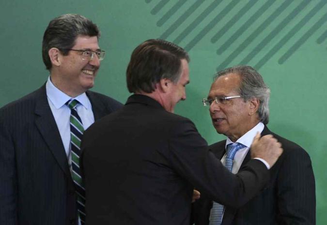 Joaquim Levy, Bolsonaro e Paulo Guedes durante cerimônia de posse dos presidentes de bancos públicos(foto: Ed Alves/CB/D.A Press) Joaquim Levy, Bolsonaro e Paulo Guedes durante cerimônia de posse dos presidentes de bancos públicos(foto: Ed Alves/CB/D.A Press)