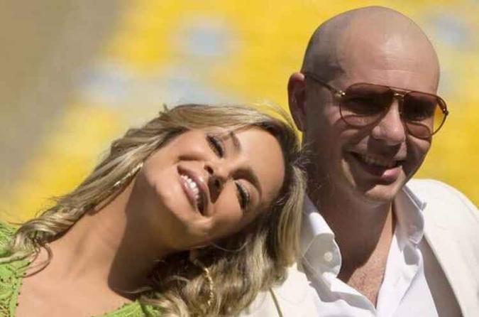 Claudia Leitte e Pitbull cantaram a música 'We are one' na abertura da Copa do Mundo 2014(foto: Reprodução/Instagram) Claudia Leitte e Pitbull cantaram a música 'We are one' na abertura da Copa do Mundo 2014(foto: Reprodução/Instagram)