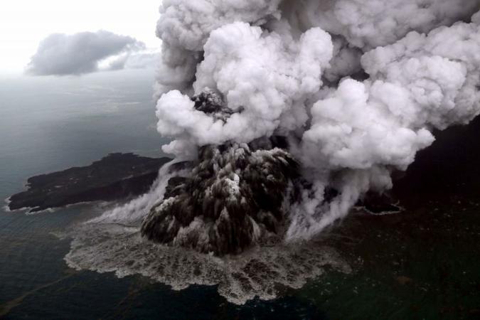 Foto aérea registra a erupção do vulcão Anak Krakatoa: atividade ameaçadora(foto: Nurul Hidayat/AFP) Foto aérea registra a erupção do vulcão Anak Krakatoa: atividade ameaçadora(foto: Nurul Hidayat/AFP)