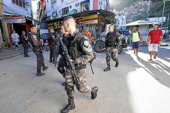 Movimentação de policiais na Rocinha após o intenso tiroteio que terminou com a morte de oito rapazes: PM diz que vítimas eram ligadas ao tráfico de drogas, mas familiares negam(foto: Jose Lucena/Futura Press/Folhapress) Movimentação de policiais na Rocinha após o intenso tiroteio que terminou com a morte de oito rapazes: PM diz que vítimas eram ligadas ao tráfico de drogas, mas familiares negam(foto: Jose Lucena/Futura Press/Folhapress)