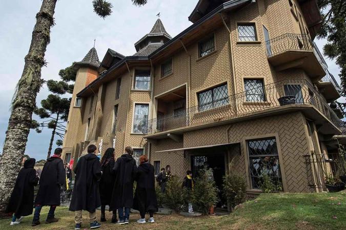 Criada em 2015, a Escola de Magia e Bruxaria do Brasil (EMB) ofereceu este mês sua quinta imersão, inspirada no universo mágico de Harry Potter e adaptada à realidade brasileira Nelson Almeida / AFP Criada em 2015, a Escola de Magia e Bruxaria do Brasil (EMB) ofereceu este mês sua quinta imersão, inspirada no universo mágico de Harry Potter e adaptada à realidade brasileira Nelson Almeida / AFP
