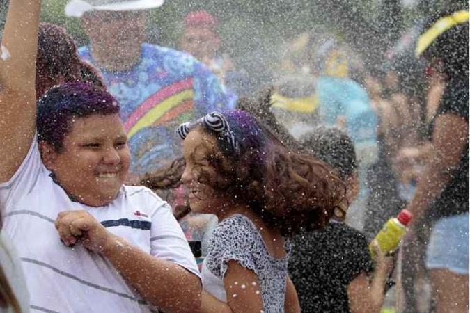 Crianças com menos de 16 anos só podem participar de blocos que terminem às 20h(foto: Ana Rayssa/Esp. CB/D.A Press) Crianças com menos de 16 anos só podem participar de blocos que terminem às 20h(foto: Ana Rayssa/Esp. CB/D.A Press)