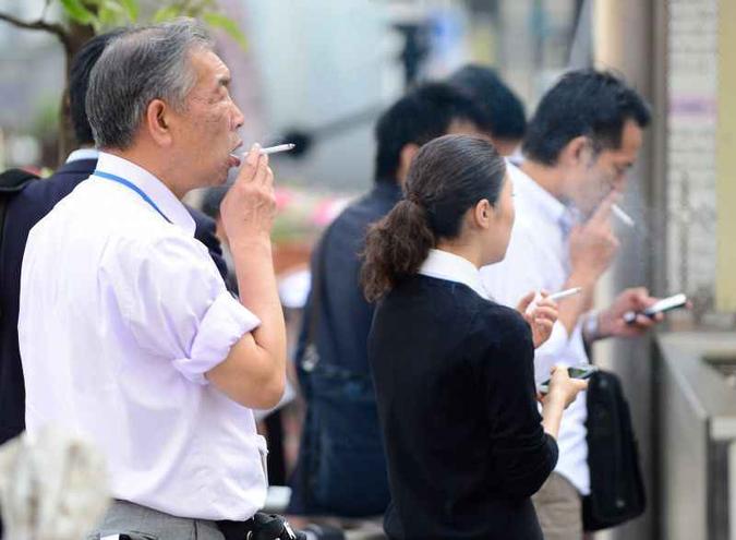 Área para fumantes em rua de Tóquio: OMS explora impacto ambiental(foto: Toru YmanakaAFP) Área para fumantes em rua de Tóquio: OMS explora impacto ambiental(foto: Toru YmanakaAFP)