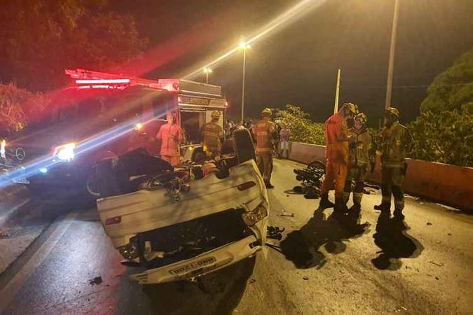 O carro dirigido por Agenor capotou e colidiu contra uma moto. Os dois envolvidos morreram(foto: CBMDF/Divulgação) O carro dirigido por Agenor capotou e colidiu contra uma moto. Os dois envolvidos morreram(foto: CBMDF/Divulgação)