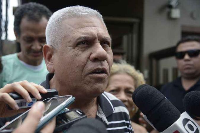 João Evangelista, 63 anos, aposentado, e outros amigos levaram bananas para Bolsonaro e falaram sobre política (foto: Tânia Rêgo/Agência Brasil) João Evangelista, 63 anos, aposentado, e outros amigos levaram bananas para Bolsonaro e falaram sobre política (foto: Tânia Rêgo/Agência Brasil)
