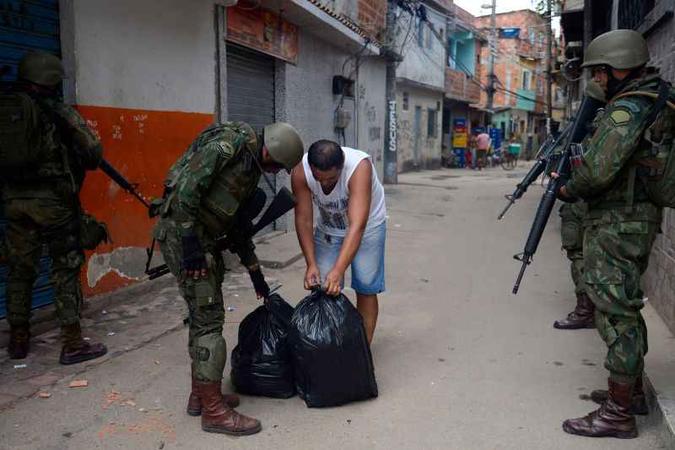 Fuzileiros navais participam de operação na Favela Kelson's, na Zona Norte da capital fluminense: polêmica leva o governo a praticamente descartar os mandados coletivos(foto: Fernando Frazão/Agencia Brasil) Fuzileiros navais participam de operação na Favela Kelson's, na Zona Norte da capital fluminense: polêmica leva o governo a praticamente descartar os mandados coletivos(foto: Fernando Frazão/Agencia Brasil)