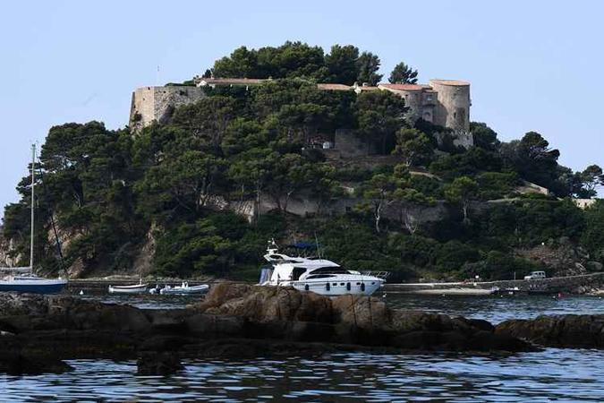 Forte de Bregancon, em Bormes-les-Mimosas, onde o presidente francês Emmanuel Macron e sua esposa Brigitte Macron estão hospedados em um parte de suas férias de verão.(foto: Boris Horvat/AFP) Forte de Bregancon, em Bormes-les-Mimosas, onde o presidente francês Emmanuel Macron e sua esposa Brigitte Macron estão hospedados em um parte de suas férias de verão.(foto: Boris Horvat/AFP)