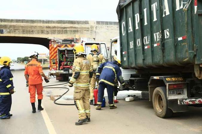 Na Epia Norte, um caminhão teve um princípio de incêndio(foto: Divulgação/CBMDF) Na Epia Norte, um caminhão teve um princípio de incêndio(foto: Divulgação/CBMDF)