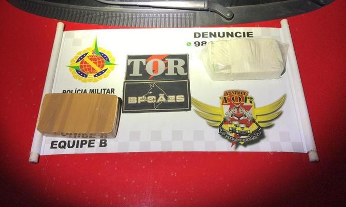 Com a dupla a PM encontrou uma mochila com porções de haxixe e 2 kg de pasta de base de cocaína(foto: Divulgação/PMDF) Com a dupla a PM encontrou uma mochila com porções de haxixe e 2 kg de pasta de base de cocaína(foto: Divulgação/PMDF)