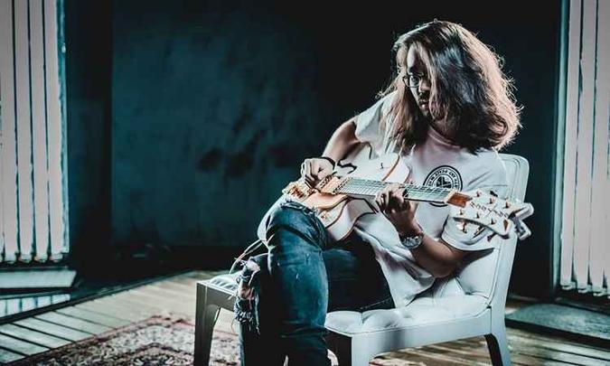 Mateus Asato tem 25 anos e foi eleito um dos 10 maiores guitarristas da década pela revista 'Guitar World'(foto: Facebook/Divulgação) Mateus Asato tem 25 anos e foi eleito um dos 10 maiores guitarristas da década pela revista 'Guitar World'(foto: Facebook/Divulgação)