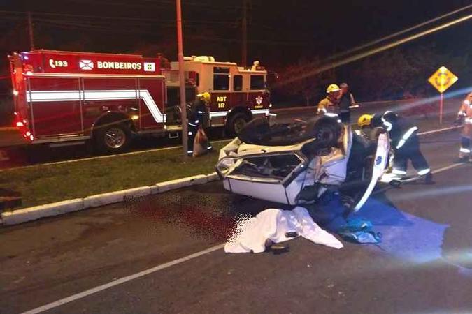 Não se sabe, ainda, como o carro capotou após ser atingido na traseira. Peritos averiguam as causas(foto: CBMDF/Divulgação) Não se sabe, ainda, como o carro capotou após ser atingido na traseira. Peritos averiguam as causas(foto: CBMDF/Divulgação)