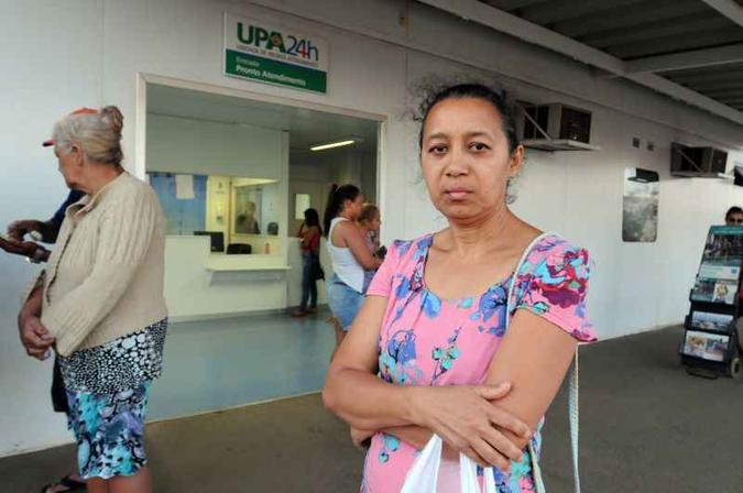 Sem um local para internar o marido, a costureira Amparo da Silva Cruz precisou recorrer à Unidade de Pronto Atendimento (UPA) de São Sebastião(foto: Antonio Cunha/CB/D.A Press) Sem um local para internar o marido, a costureira Amparo da Silva Cruz precisou recorrer à Unidade de Pronto Atendimento (UPA) de São Sebastião(foto: Antonio Cunha/CB/D.A Press)