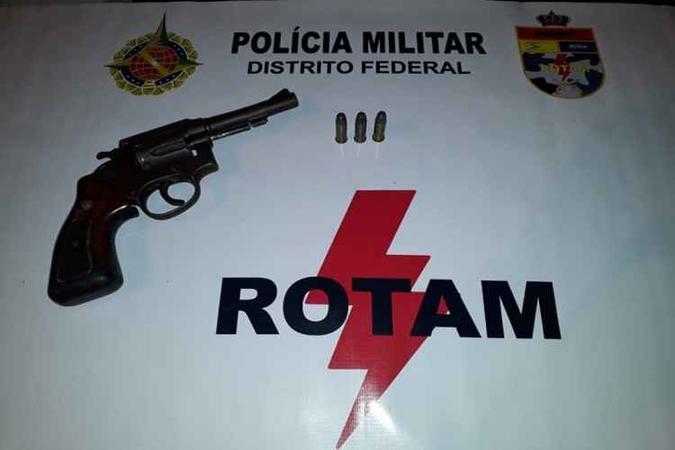 Os policiais encontraram com a suspeita um revólver calibre 38(foto: PMDF/Divulgação) Os policiais encontraram com a suspeita um revólver calibre 38(foto: PMDF/Divulgação)