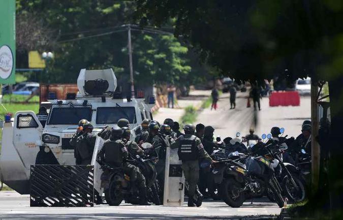 Soldados reforçam segurança durante manifestação na cidade de Valencia(foto: AFP / Ronaldo SCHEMIDT) Soldados reforçam segurança durante manifestação na cidade de Valencia(foto: AFP / Ronaldo SCHEMIDT)