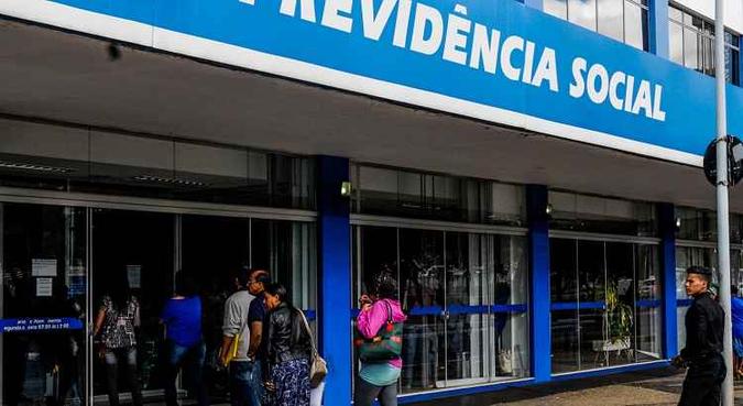 Espera desnecessária: busca pelo extrato fez crescer o movimento nos postos de atendimento do INSS(foto: Arthur Menescal/Esp. CB/D.A Press) Espera desnecessária: busca pelo extrato fez crescer o movimento nos postos de atendimento do INSS(foto: Arthur Menescal/Esp. CB/D.A Press)