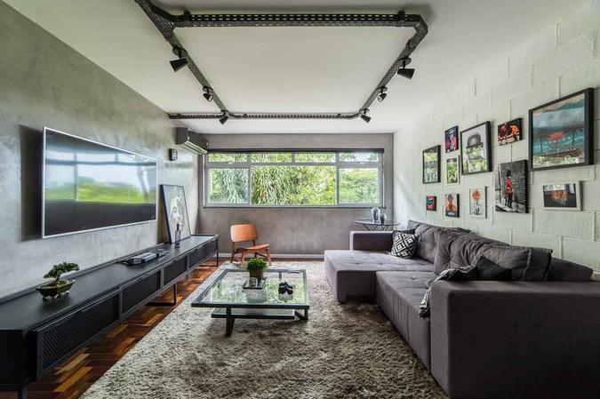 O rack, móvel que fica embaixo da televisão, foi feito sob medida para o apartamento. O cliente queria um loft com pegada industrial. Artur Dias/Divulgação O rack, móvel que fica embaixo da televisão, foi feito sob medida para o apartamento. O cliente queria um loft com pegada industrial. Artur Dias/Divulgação