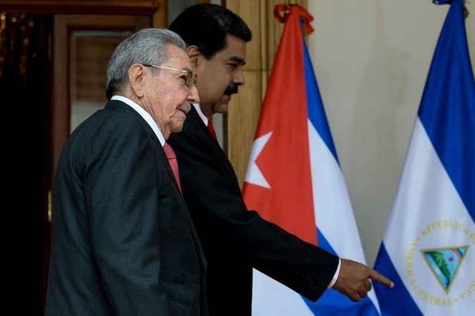 O presidente da Venezuela, Nicolás Maduro (D), conversa com o presidente de Cuba, Raúl Castro, durante encontro em Caracas, na Venezuela(foto: Federico Parra/AFP ) O presidente da Venezuela, Nicolás Maduro (D), conversa com o presidente de Cuba, Raúl Castro, durante encontro em Caracas, na Venezuela(foto: Federico Parra/AFP )