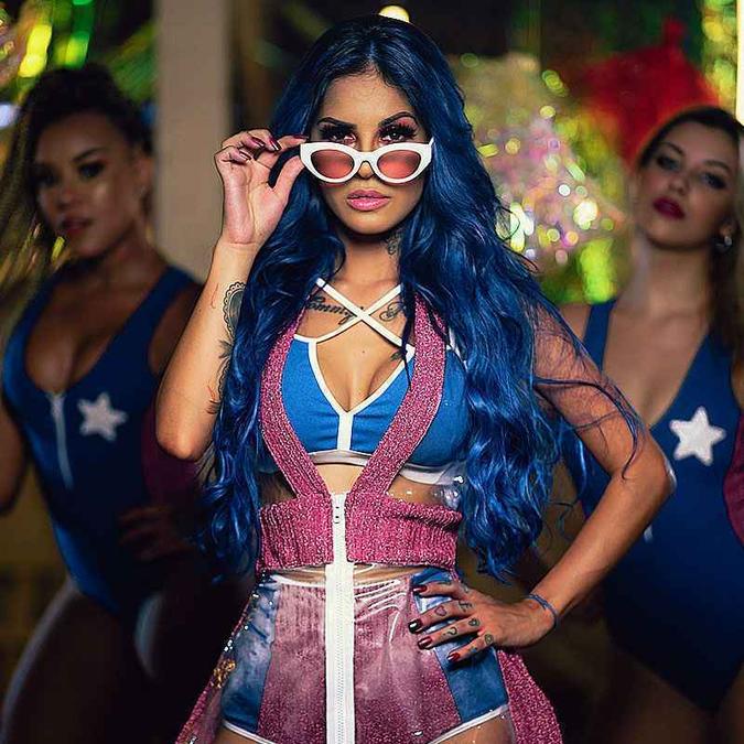 Tati Zaqui emplacou o sucesso 'Surtada', ao lado de Dadá Boladão e OIK(foto: Objetiva Comunicação/Divulgação) Tati Zaqui emplacou o sucesso 'Surtada', ao lado de Dadá Boladão e OIK(foto: Objetiva Comunicação/Divulgação)