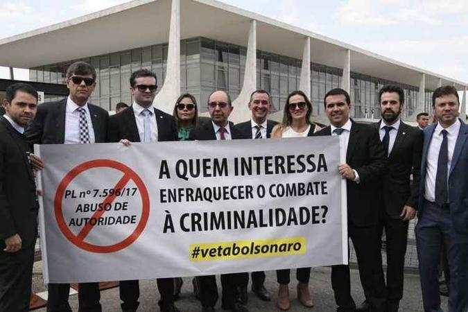 Juízes e procuradores protestaram contra o projeto em frente ao Palácio do Planalto(foto: Ed Alves/CB/D.A Press) Juízes e procuradores protestaram contra o projeto em frente ao Palácio do Planalto(foto: Ed Alves/CB/D.A Press)