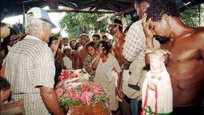 Velório do índio pataxó Galdino Jesus dos Santos, queimado no dia 20/4/1997 em Brasília(foto: Ronaldo de Oliveira/CB/D.A Press) Velório do índio pataxó Galdino Jesus dos Santos, queimado no dia 20/4/1997 em Brasília(foto: Ronaldo de Oliveira/CB/D.A Press)