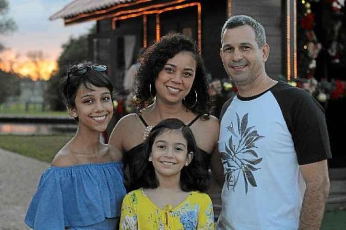 Emanuelle Arcângelo (E) com a família: 'Meus pais nunca trataram o assunto como algo proibido'(foto: Arquivo Pessoal) Emanuelle Arcângelo (E) com a família: 'Meus pais nunca trataram o assunto como algo proibido'(foto: Arquivo Pessoal)