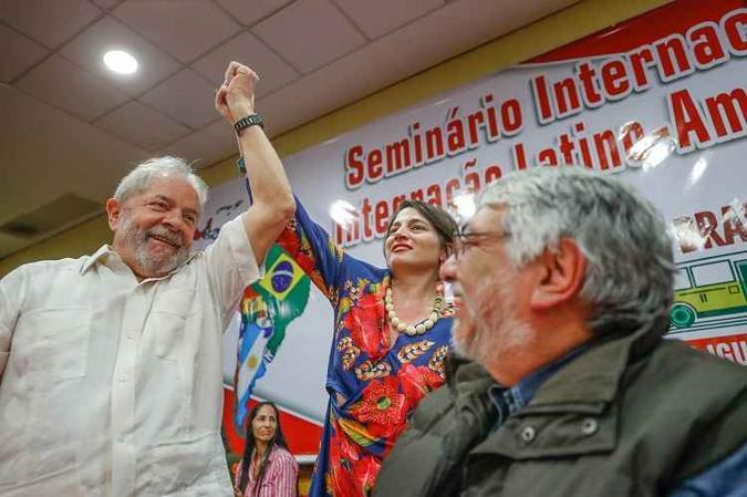 Desde que iniciou a caravana pelo Sul, Lula tem enfrentado protestos por onde passa. No domingo, 25/3, a comitiva já havia sido atacada com pedras e ovos(foto: Rafael Ribeiro) Desde que iniciou a caravana pelo Sul, Lula tem enfrentado protestos por onde passa. No domingo, 25/3, a comitiva já havia sido atacada com pedras e ovos(foto: Rafael Ribeiro)