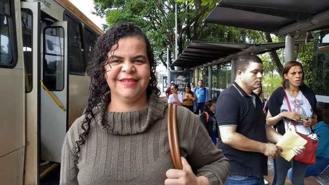 A servidora Edênia Alves de Ataíde acorda às 5h30 para conseguir chegar às 8h no trabalho, no Palácio do Buriti(foto: Daniel Marques Vieira/Esp. CB/D.A Press - 10/11/17 ) A servidora Edênia Alves de Ataíde acorda às 5h30 para conseguir chegar às 8h no trabalho, no Palácio do Buriti(foto: Daniel Marques Vieira/Esp. CB/D.A Press - 10/11/17 )