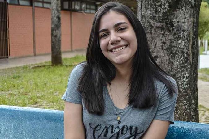 Luma Holanda (18) atribui sua aprovação ao incentivo do professor de história: Luma Holanda (18) atribui sua aprovação ao incentivo do professor de história: