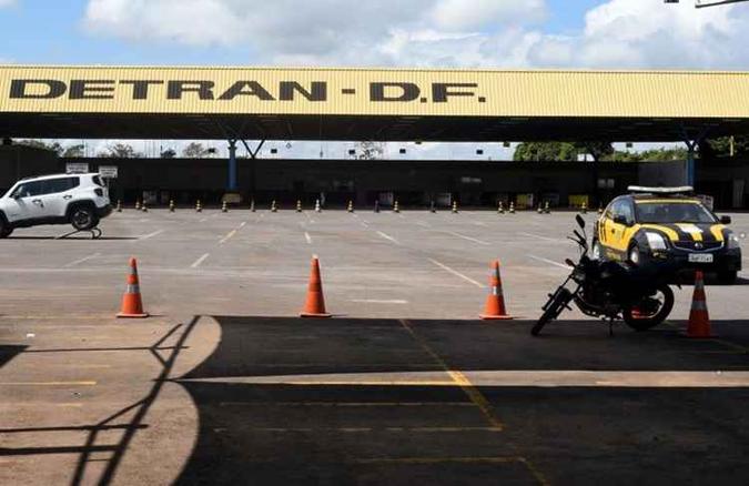 Detran também terá de trocar o CLRV do veículo com a placa clonada(foto: Antonio Cunha/CB/D.A Press) Detran também terá de trocar o CLRV do veículo com a placa clonada(foto: Antonio Cunha/CB/D.A Press)
