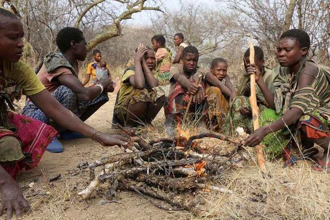 Os hadzas, da Tanzânia, vivem da caça e da coleta e são mais ou menos colaborativos conforme o acampamento em que estão(foto: Jeff Leach/Divulgação ) Os hadzas, da Tanzânia, vivem da caça e da coleta e são mais ou menos colaborativos conforme o acampamento em que estão(foto: Jeff Leach/Divulgação )