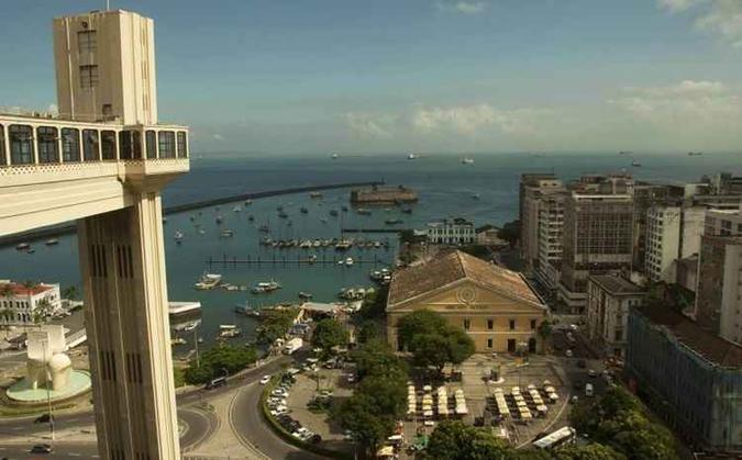 Elevador Lacerda, ligação entre a Cidade Baixa e a Alta, serve de transporte para turistas e moradores(foto: Cyro Soares/Divulgação) Elevador Lacerda, ligação entre a Cidade Baixa e a Alta, serve de transporte para turistas e moradores(foto: Cyro Soares/Divulgação)