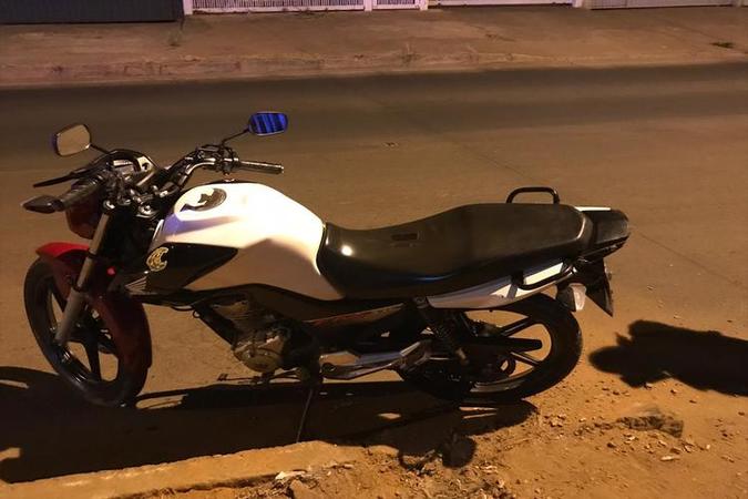 Ao receber ordem de parada da PM, motociclista tentou fugir(foto: Polícia Militar/Divulgação) Ao receber ordem de parada da PM, motociclista tentou fugir(foto: Polícia Militar/Divulgação)