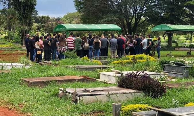 Cerca de 50 pessoas se despediram de Kley Hebert Gusmão, morto após uma briga com PM(foto: Walder Galvão/CB/ DA Press) Cerca de 50 pessoas se despediram de Kley Hebert Gusmão, morto após uma briga com PM(foto: Walder Galvão/CB/ DA Press)