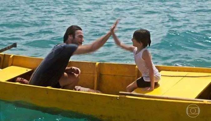 Na cena, Beto Falcão (Emilio Dantas) passeia de barco com Fabiano, filho de Luzia (Giovanna Antonelli)(foto: TV Globo/Reprodução) Na cena, Beto Falcão (Emilio Dantas) passeia de barco com Fabiano, filho de Luzia (Giovanna Antonelli)(foto: TV Globo/Reprodução)