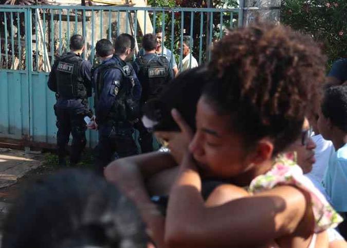 Clésia Andrade, 28 anos (no detalhe), namorava havia 2 anos um cabo da PM, principal suspeito de matá-la e, depois, se suicidar. Crime ocorreu na casa da família dela (foto: Luis Nova/Esp. CB/D.A Press ) Clésia Andrade, 28 anos (no detalhe), namorava havia 2 anos um cabo da PM, principal suspeito de matá-la e, depois, se suicidar. Crime ocorreu na casa da família dela (foto: Luis Nova/Esp. CB/D.A Press )