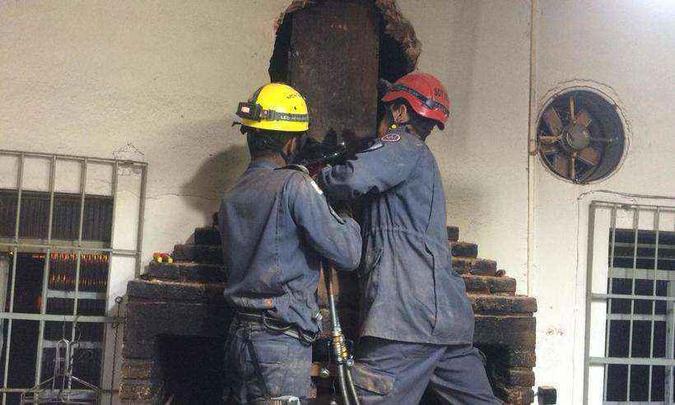 Depois de quebrarem a parede, militares ainda tiveram que cortar material da chaminé (foto: Corpo de Bombeiros/Divulgação) Depois de quebrarem a parede, militares ainda tiveram que cortar material da chaminé (foto: Corpo de Bombeiros/Divulgação)