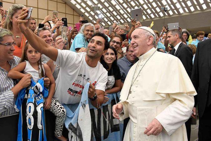 Papa Francisco pousa para selfie no Vaticano (2/8)(foto: HANDOUT / OSSERVATORE ROMANO / AFP) Papa Francisco pousa para selfie no Vaticano (2/8)(foto: HANDOUT / OSSERVATORE ROMANO / AFP)