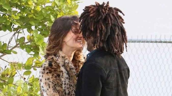 Lenny Kravitz assume namoro com a modelo mineira Barbara Fialho(foto: TMZ ) Lenny Kravitz assume namoro com a modelo mineira Barbara Fialho(foto: TMZ )