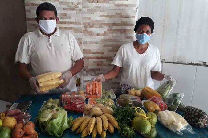 Heliene, dona de uma banca de frutas, aposta no delivery(foto: Arquivo Pessoal) Heliene, dona de uma banca de frutas, aposta no delivery(foto: Arquivo Pessoal)