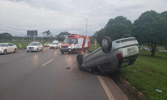 Durante o socorro à vítima, uma faixa da Epia Norte precisou ser interditada, deixando o trânsito um pouco lento(foto: Divulgação/CBMDF) Durante o socorro à vítima, uma faixa da Epia Norte precisou ser interditada, deixando o trânsito um pouco lento(foto: Divulgação/CBMDF)