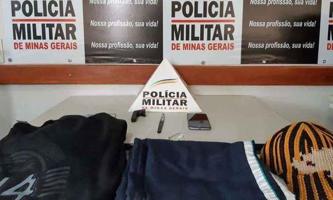 Com a falsa arma, o homem levou R$ 190 e o aparelho celular do funcionário(foto: Divulgação/Polícia Militar) Com a falsa arma, o homem levou R$ 190 e o aparelho celular do funcionário(foto: Divulgação/Polícia Militar)
