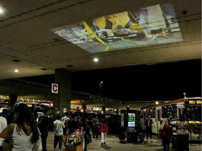 Artista Gu da Cei fez uma intervenção na Rodoviária com imagens captadas por câmeras de biometria (foto: Gu da Cei/Divulgação) Artista Gu da Cei fez uma intervenção na Rodoviária com imagens captadas por câmeras de biometria (foto: Gu da Cei/Divulgação)