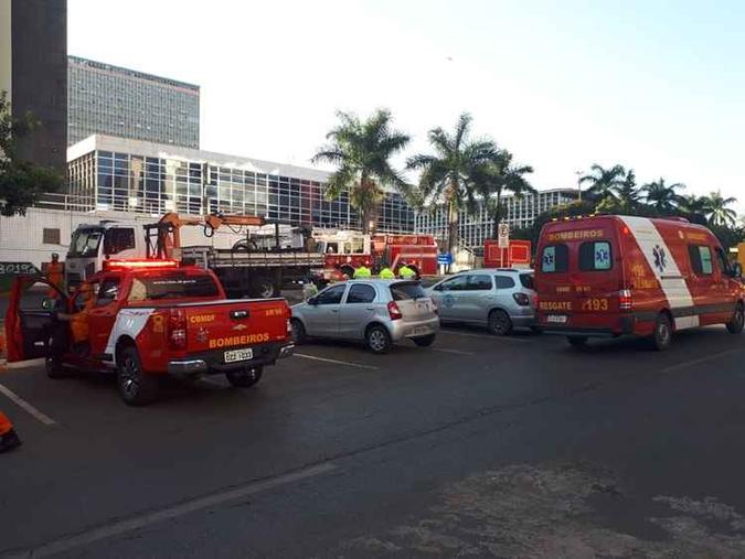 Quatro viaturas, com 20 militares, atenderam a ocorrência. Não houve danos à estrutura da edificação, contudo, a subestação da CEB ficou completamente comprometida(foto: Augusto Fernandes/Esp. CB/D.A Press) Quatro viaturas, com 20 militares, atenderam a ocorrência. Não houve danos à estrutura da edificação, contudo, a subestação da CEB ficou completamente comprometida(foto: Augusto Fernandes/Esp. CB/D.A Press)