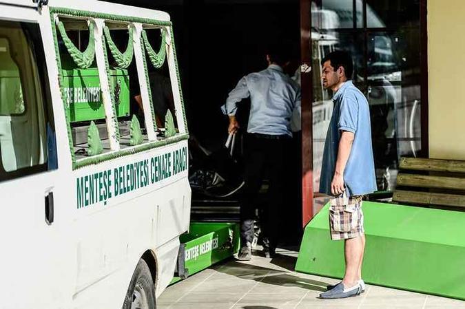 Abdallah Kurbi espera no necrotério onde estão os filhos e a esposa(foto: AFP PHOTO/OZAN KOSE) Abdallah Kurbi espera no necrotério onde estão os filhos e a esposa(foto: AFP PHOTO/OZAN KOSE)