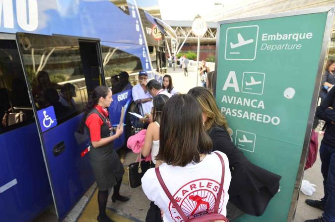 Passageiros da Avianca embarcam em ônibus fretado pela empresa com destino a São Paulo(foto: Marcelo Ferreira/CB/D.A Press) Passageiros da Avianca embarcam em ônibus fretado pela empresa com destino a São Paulo(foto: Marcelo Ferreira/CB/D.A Press)