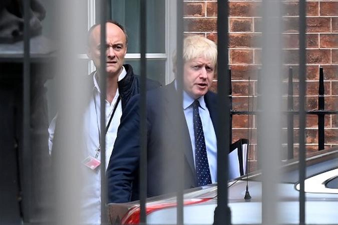 Nesta foto de arquivo, o primeiro-ministro britânico, Boris Johnson (D), e seu assessor especial Dominic Cummings partem da parte traseira de Downing Street, no centro de Londres, em 3 de setembro de 2019, antes de seguir para as Casas do Parlamento. (foto: DANIEL LEAL-OLIVAS / AFP) Nesta foto de arquivo, o primeiro-ministro britânico, Boris Johnson (D), e seu assessor especial Dominic Cummings partem da parte traseira de Downing Street, no centro de Londres, em 3 de setembro de 2019, antes de seguir para as Casas do Parlamento. (foto: DANIEL LEAL-OLIVAS / AFP)