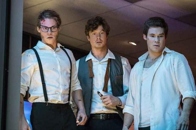 O filme narra as divertidas aventuras de três amigos durante o sequestro de um hotel(foto: Netflix Brasil/Divulgação) O filme narra as divertidas aventuras de três amigos durante o sequestro de um hotel(foto: Netflix Brasil/Divulgação)