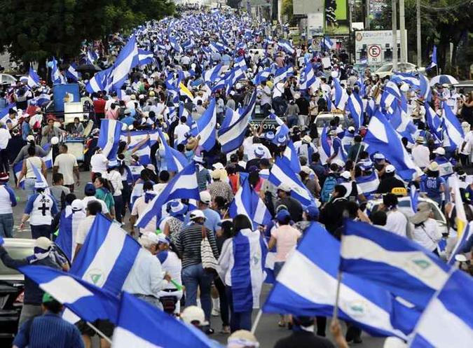 A violência generalizada nos protesto já deixaram mais de 320 mortos, 2000 feridos e um número desconhecido de detidos e de desaparecidos, além de milhares de refugiados nos países vizinhos.(foto: INTI OCON / AFP) A violência generalizada nos protesto já deixaram mais de 320 mortos, 2000 feridos e um número desconhecido de detidos e de desaparecidos, além de milhares de refugiados nos países vizinhos.(foto: INTI OCON / AFP)