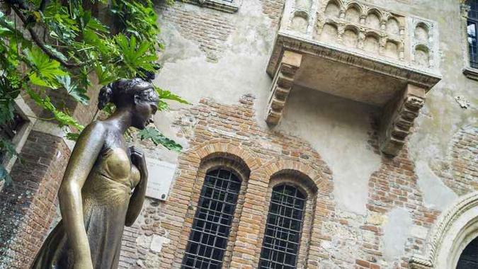 Estátua de Julieta e varanda da Casa de Julieta em Verona, Itália. (foto: Hotel Marco Polo Verona) Estátua de Julieta e varanda da Casa de Julieta em Verona, Itália. (foto: Hotel Marco Polo Verona)